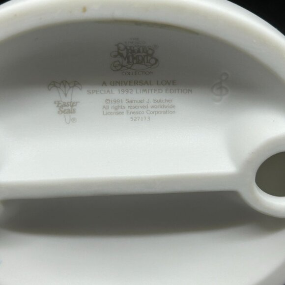 Precious Moments "A Universal Love" Special 1992 Limited Edition figurine - Picture 3 of 3